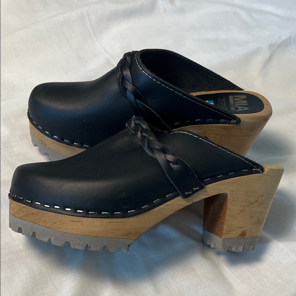 MIA Elsa size 7 Black Leather Clogs with Wooden Heel